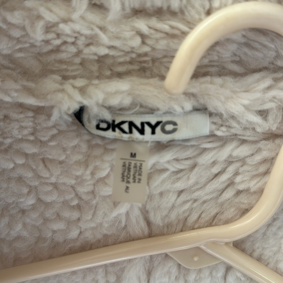 Size Medium Fur Vest! SUPER warm. Great condition like new - Picture 2 of 3